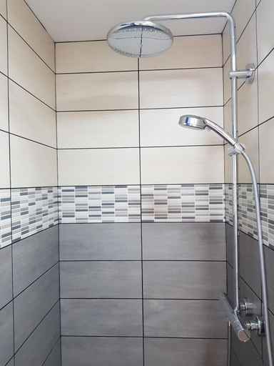 Bathroom 3, Compostela, Haute-Loire