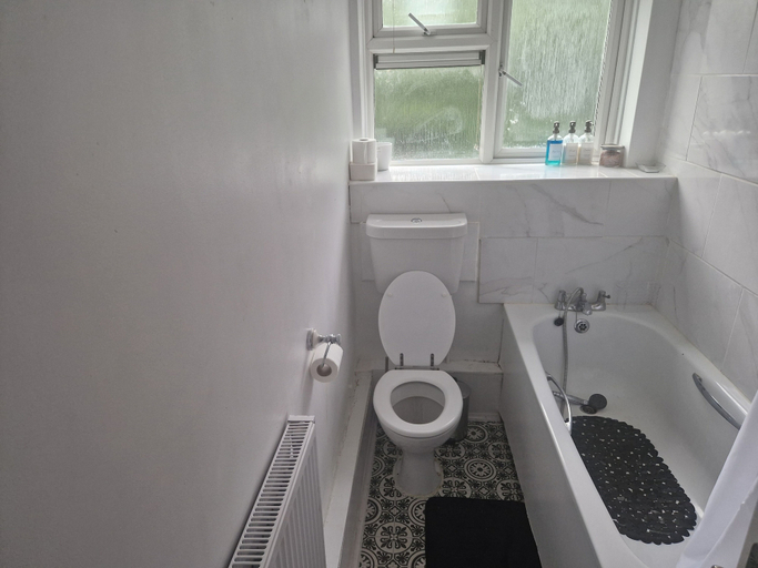 Bathroom 2, Immaculate 1-bed Apartment in Woodford Green, London