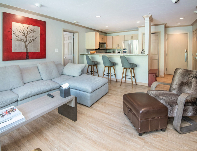 Interior, Gateway Plaza R4 2 Bedroom Condo by RedAwning, Eagle