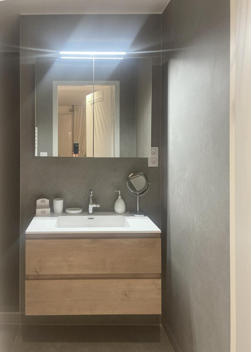 Bathroom 5, Place Sainte Marguerite Provins, Seine-et-Marne