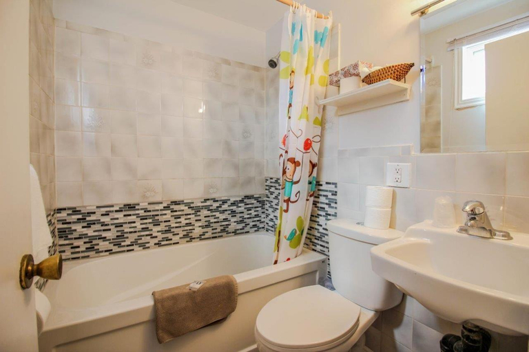Bathroom 4, The White Horse Motel, Queens