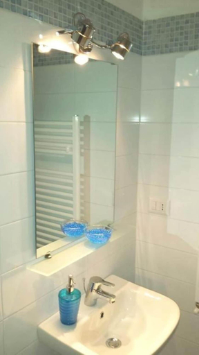 Bathroom 4, Moonlight Sorrento Studios, Napoli
