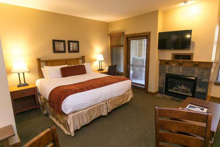 Room 5, Spacious Unit Mountain Getaway with Fireplace by RedAwning, Summit