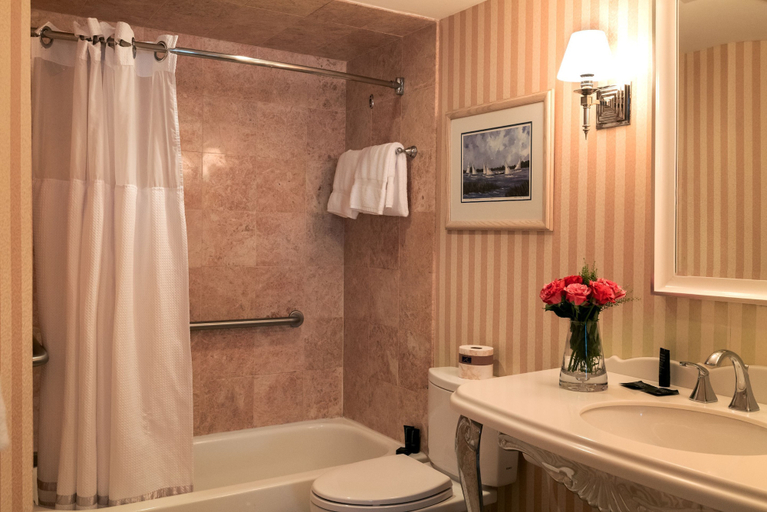 Bathroom 3, Chateau Inn and Suites, Monmouth
