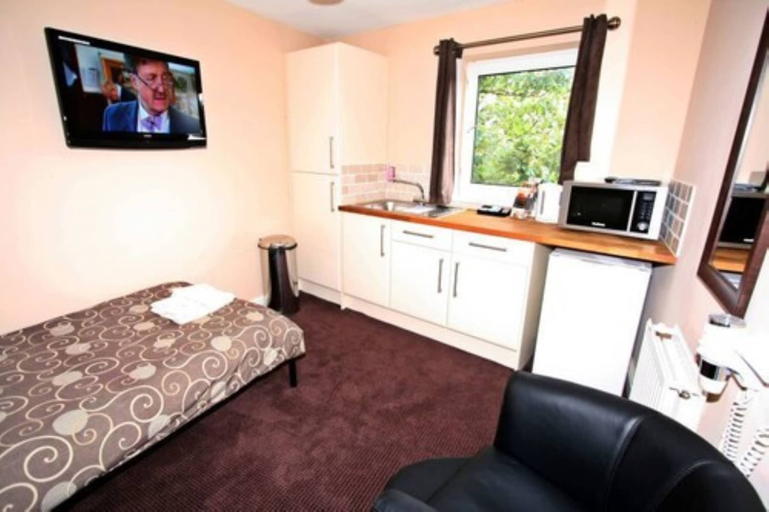 Room 2, Central Studios Gloucester Road by Rooms Booked - Free Parking, Gloucestershire
