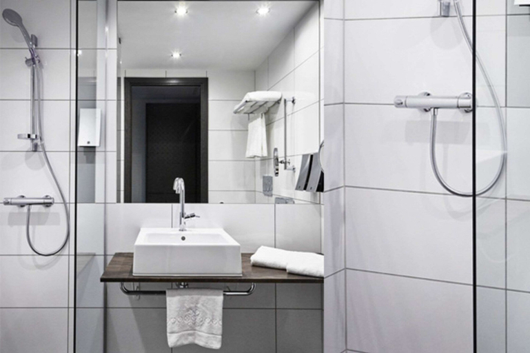 Bathroom 4, Quality Hotel View, Malmö
