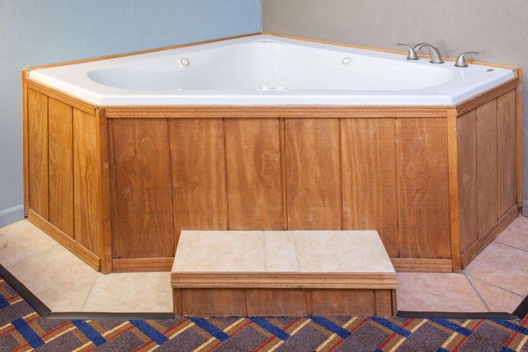 Bathroom 4, Days Inn by Wyndham Farmer City, De Witt