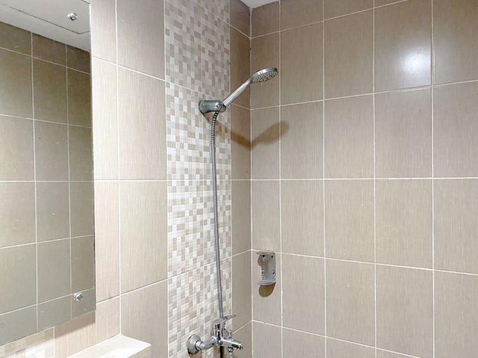 Bathroom 5, Modern Look and Homey Studio at Enviro Apartment By Travelio, Cikarang