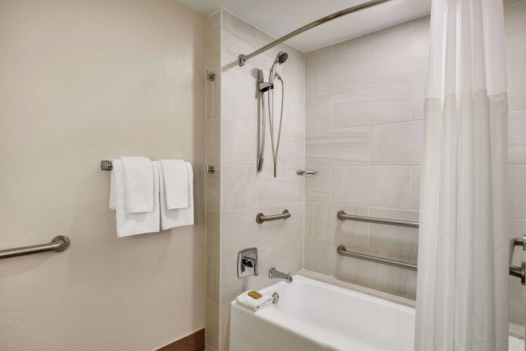 Bathroom 5, DoubleTree by Hilton Hotel Orlando Downtown, Orange