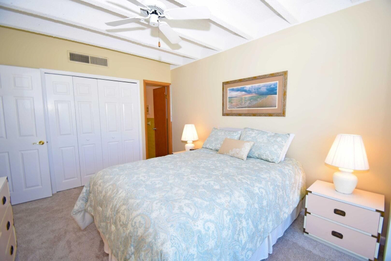 Room 3, Jada 1f - Ocean City, Md 2 Bedroom Apts by RedAwning, Worcester