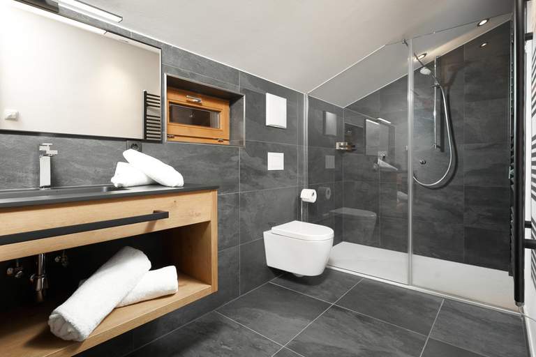 Bathroom 2, Runhof 47°10, Imst
