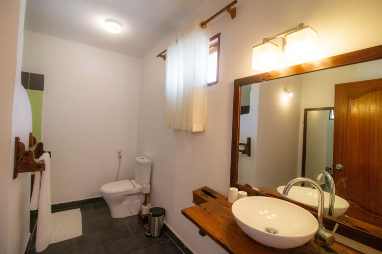 Bathroom 5, Tanzanite Beach Resort, Kaskazini 'A'