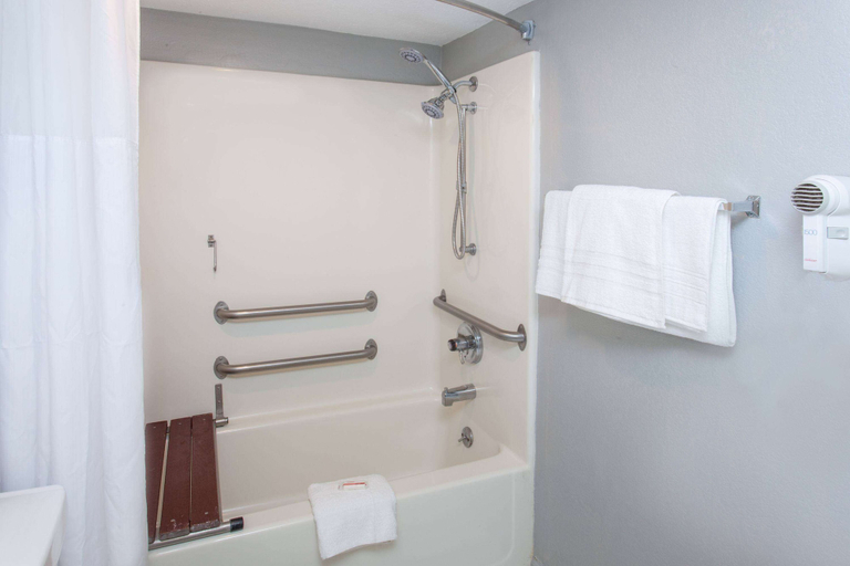 Bathroom 5, Days Inn by Wyndham Farmer City, De Witt