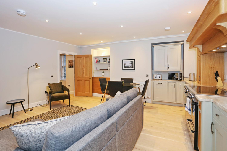 Others 4, ALTIDO Modern and Airy flat on the Historic Royal Mile, Edinburgh