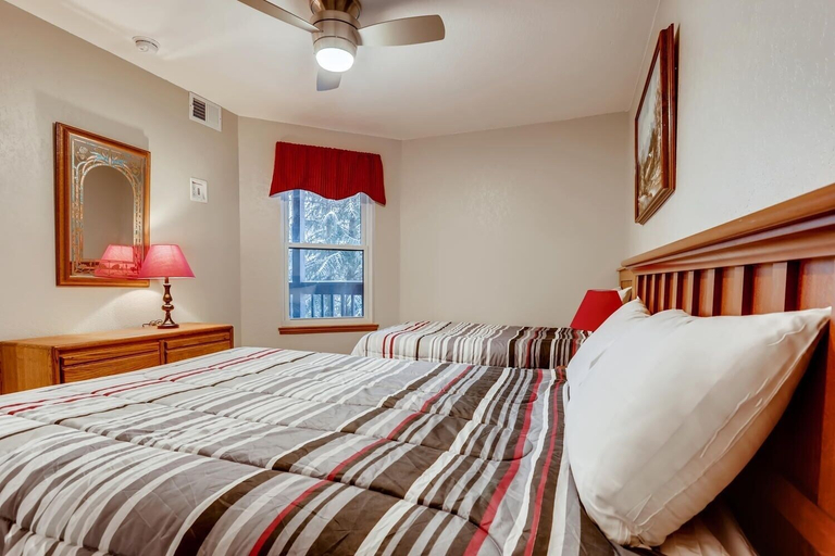 Room 3, Mountainside  272h 2 Bedroom Condo by RedAwning, Summit