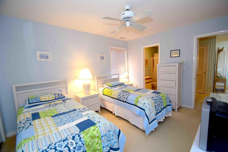 Room 5, Seascape-heron Harbour 204-4 2 Bedroom Condo by RedAwning, Worcester