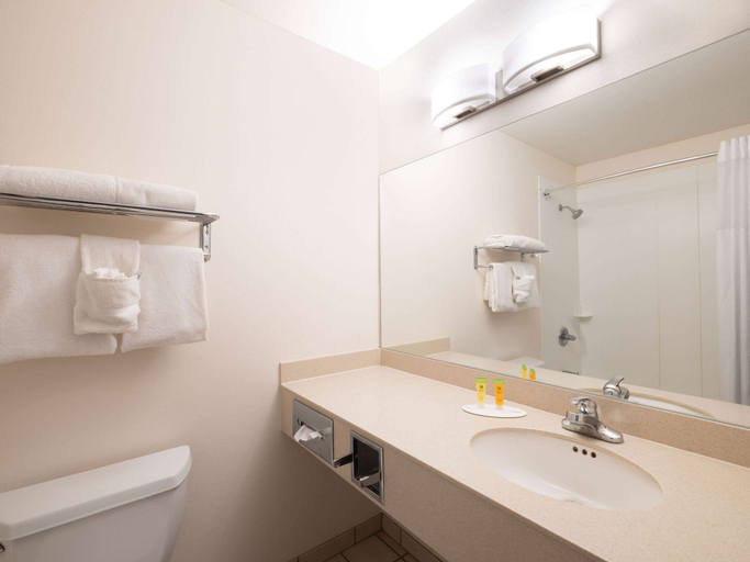 Bathroom 5, Baymont by Wyndham Limon, Lincoln