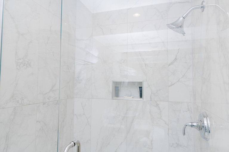 Bathroom 5, The Geneva Inn, Walworth