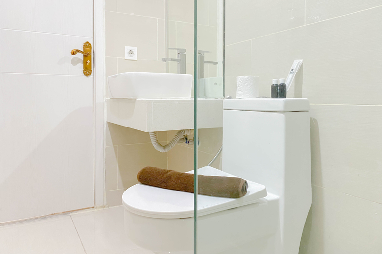 Bathroom 5, Best Choice and Comfy 2BR Daan Mogot City Apartment By Travelio, Jakarta Barat