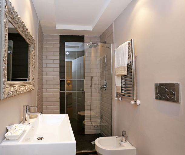 Bathroom 3, Madonna de’ Monti Suites, Rome