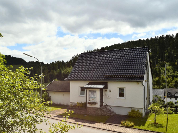 Holiday home in Deifeld with balcony, Hochsauerlandkreis