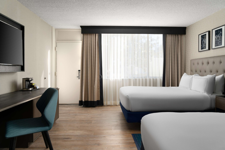 Bedroom 3, DoubleTree by Hilton Baltimore North - Pikesville, Baltimore