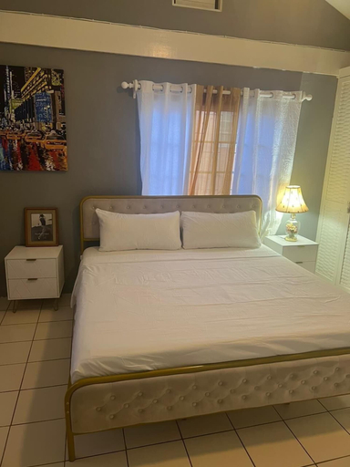 Bedroom 3, Racquet Club