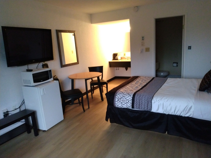 Bedroom 2, Alpen Motel, East Kootenay