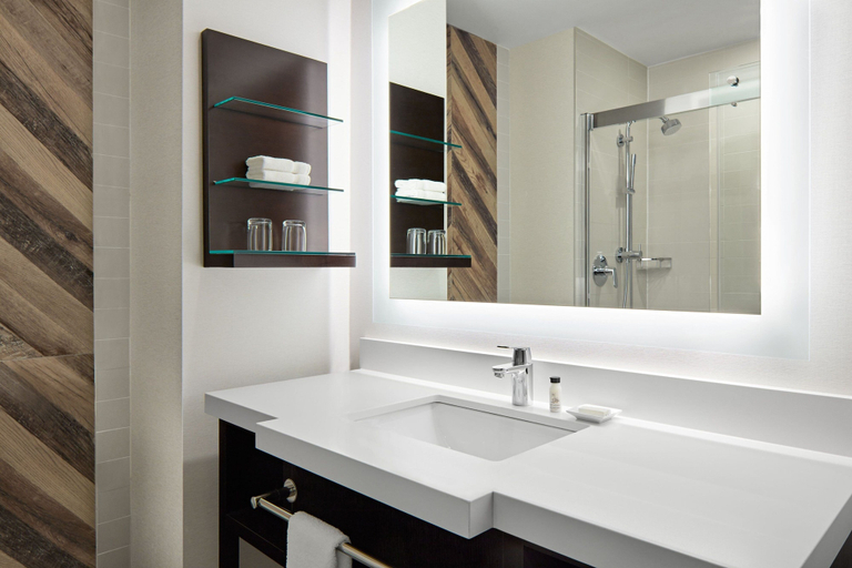 Bathroom 3, Delta Hotels by Marriott Sherbrooke Conference Centre, La Région-Sherbrookoise