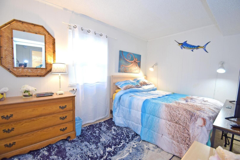 Room 5, Ocean Manor 1n 3 Bedroom Condo by RedAwning, Worcester