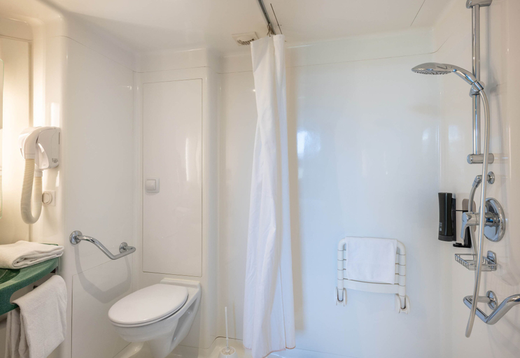 Bathroom 4, B&B HOTEL Calais Terminal Cité de l'Europe 3 étoiles, Pas-de-Calais