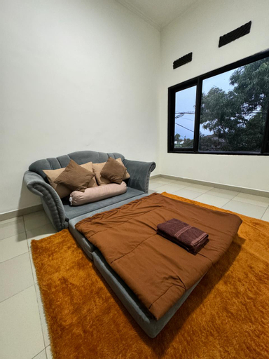 Bedroom 2, Villa Arina Batu - 4 Bedroom Full AC and Smart TV, Malang