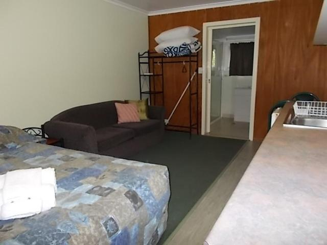 Bedroom 2, Oakridge Motel Tourist Park, Jondaryan - Pt B