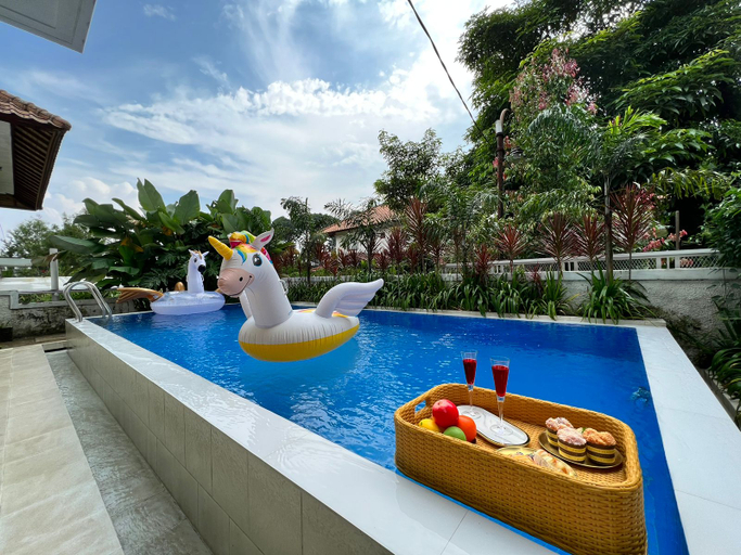 Villa Amethyst Lembang 3BR JB-3A With Private Pool - Tap to explore photos