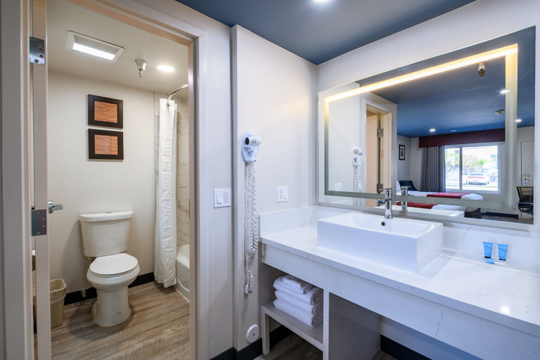 Bathroom 4, Hyland Inn Pasadena Civic Auditorium, Los Angeles