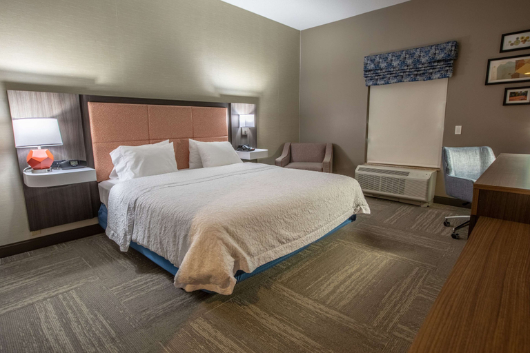 Bedroom 3, Hampton Inn Hadley-Amherst Area, Hampshire