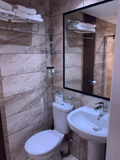 Bathroom 2, Jessamine House Hotel, Kent