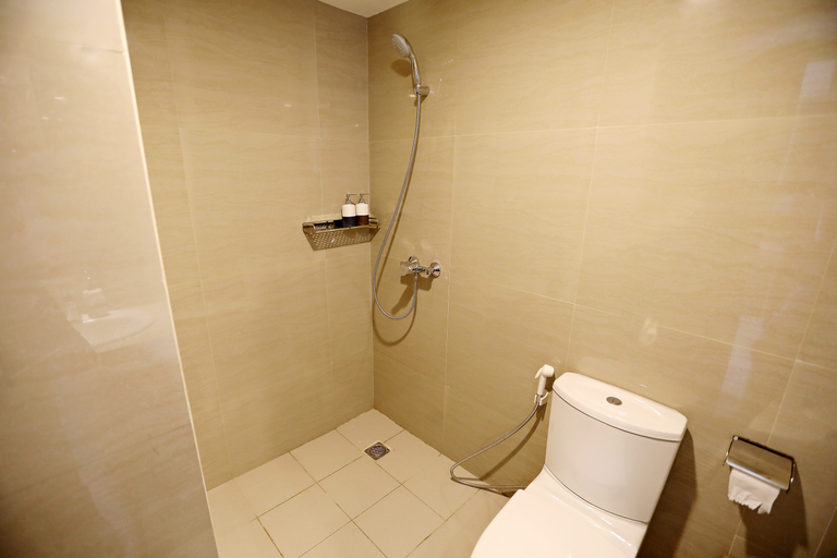 Bathroom 5, 2 Bedroom at Galeri Ciumbuleuit Apartment 3 by Markaz (Min 2N Stay), Bandung