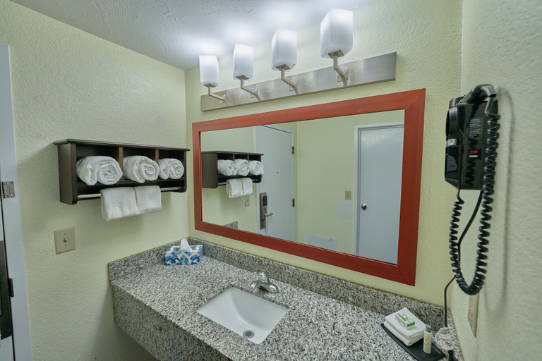 Bathroom 5, The Mariner Resort Cape Cod by The Red Collection, Barnstable