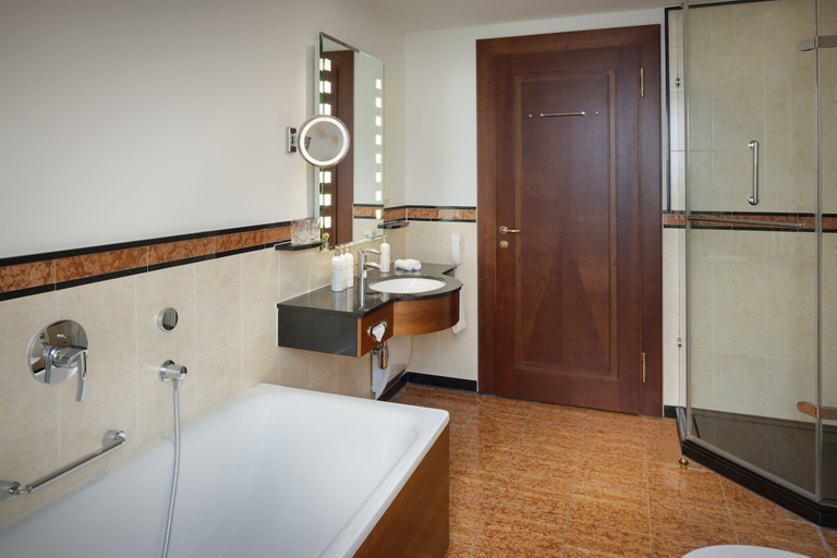 Bathroom 5, Arabella Jagdhof Resort am Fuschlsee, a Tribute Portfolio Hotel, Salzburg Umgebung
