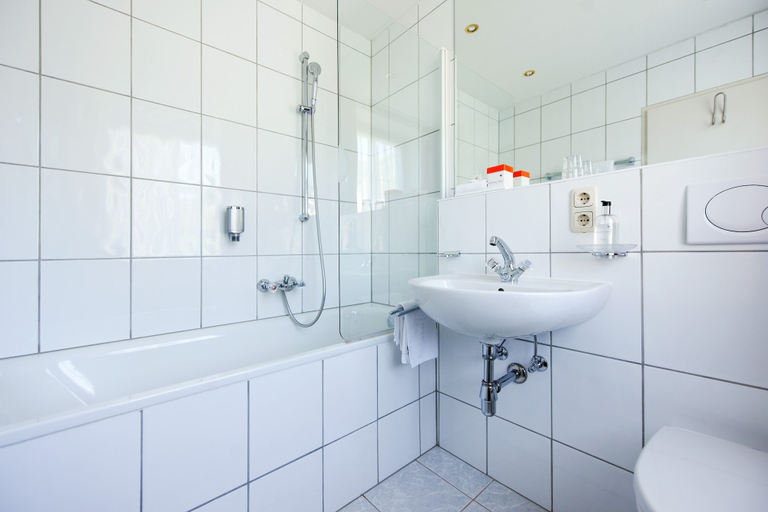 Bathroom 5, Schwarzer Adler, Landeck