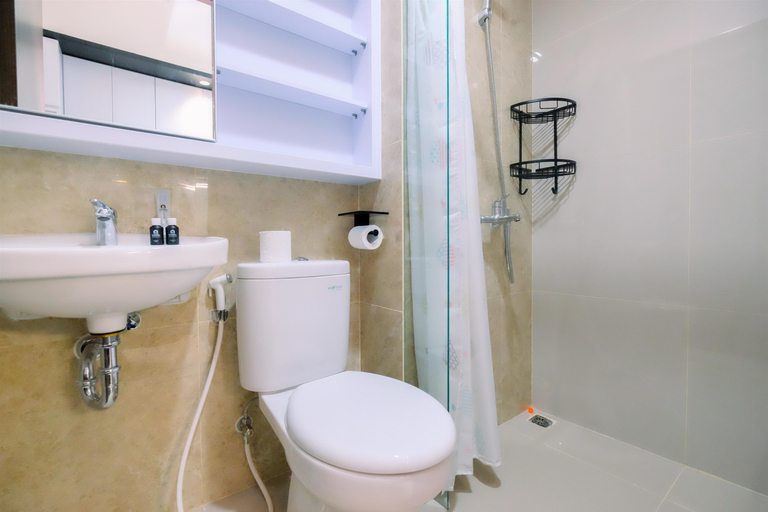 Bathroom 5, Cozy Stay Studio Transpark Cibubur Apartment By Travelio, Depok