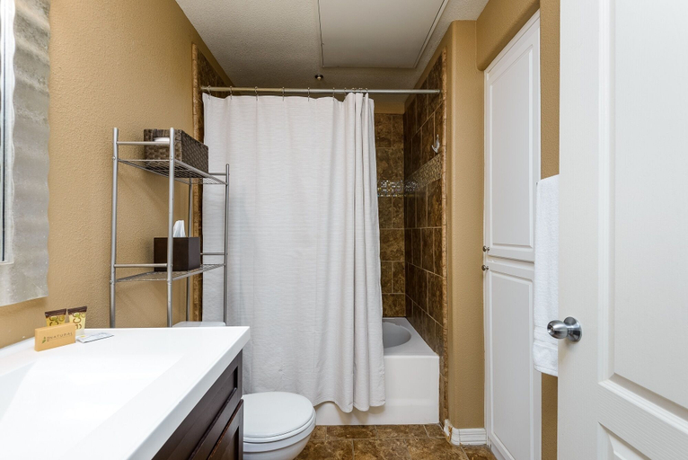 Bathroom 3, Scottsdale 2 Bedroom Condo by RedAwning, Maricopa