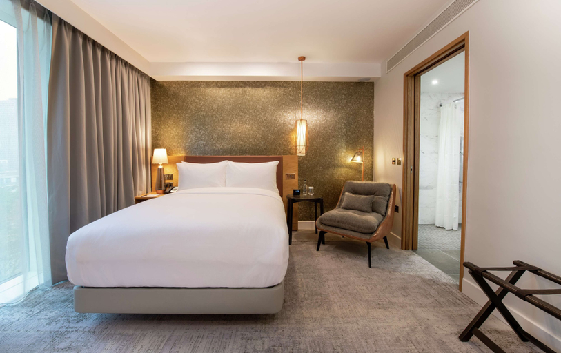 Bedroom 4, Lincoln Plaza London, Curio Collection by Hilton, London