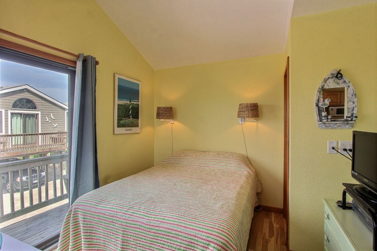 Room 4, 40 Hatteras Blew Studio Bedroom Condo by RedAwning, Dare
