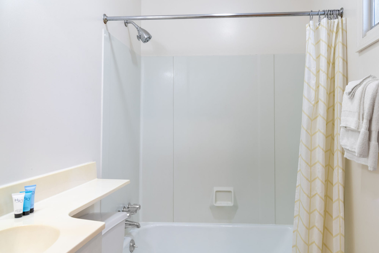 Bathroom 4, Sara Placid Inn and Suites, Essex