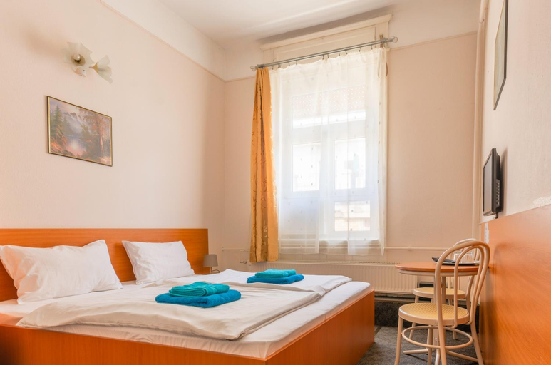 Others 3, Eitan’s guesthouse, Budapesti