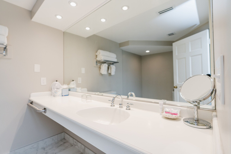 Bathroom 5, The Geneva Inn, Walworth