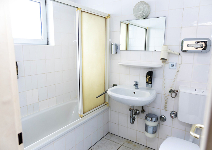 Bathroom 5, Hotel Rossija, Frankfurt am Main