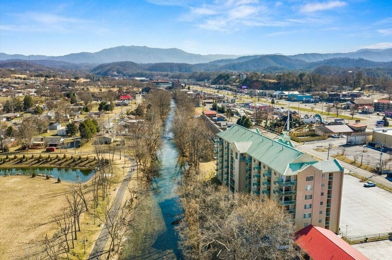 Others 5, Newly Renovated 102 2BD Condo with Riverview Balcony by RedAwning, Sevier